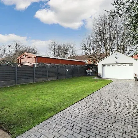 Barwick Retreat Luxury 4 Bed Detached Hot Tub Garden Bar