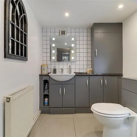 度假居 Barwick Retreat Luxury 4 Bed Detached Hot Tub Garden Bar 利兹