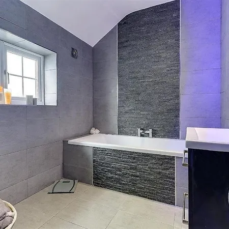 Barwick Retreat Luxury 4 Bed Detached Hot Tub Garden Bar 度假居 *