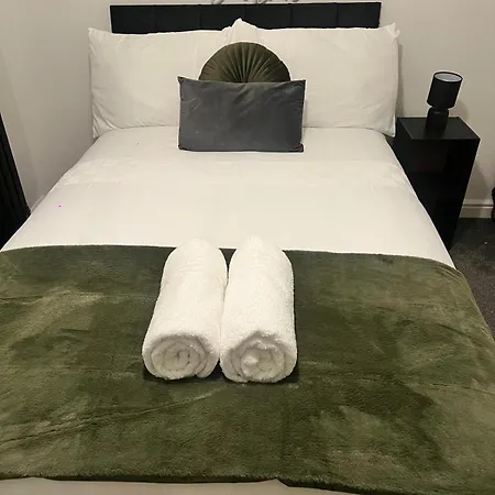 Barwick Retreat Luxury 4 Bed Detached Hot Tub Garden Bar *