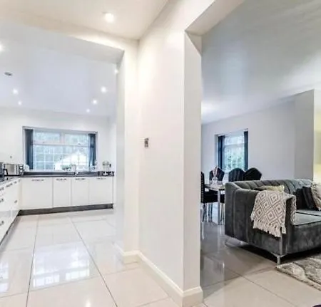 Barwick Retreat Luxury 4 Bed Detached Hot Tub Garden Bar 度假居 *