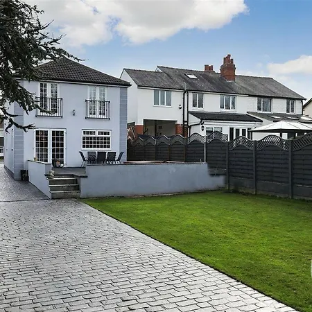 Barwick Retreat Luxury 4 Bed Detached Hot Tub Garden Bar