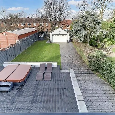 Barwick Retreat Luxury 4 Bed Detached Hot Tub Garden Bar