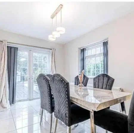 Barwick Retreat Luxury 4 Bed Detached Hot Tub Garden Bar 度假居 利兹