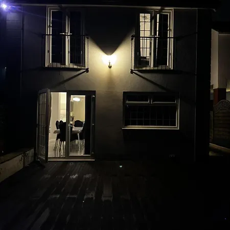 Barwick Retreat Luxury 4 Bed Detached Hot Tub Garden Bar *