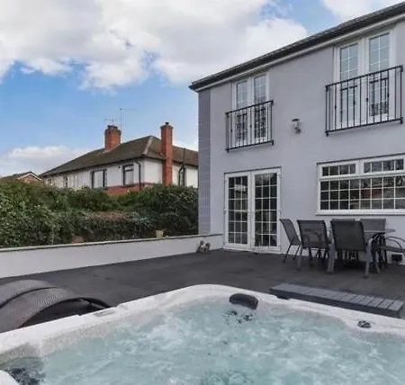 Barwick Retreat Luxury 4 Bed Detached Hot Tub Garden Bar