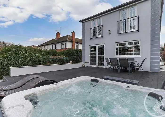 Holiday home Barwick Retreat Luxury 4 Bed Detached Hot Tub Garden Bar *