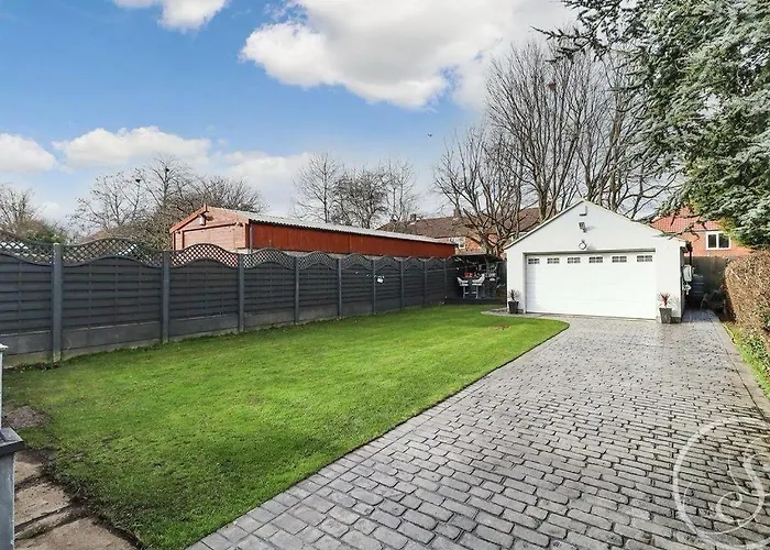 Barwick Retreat Luxury 4 Bed Detached Hot Tub Garden Bar