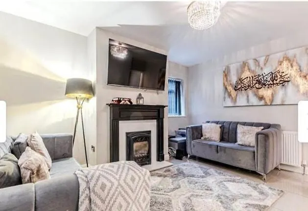 Barwick Retreat Luxury 4 Bed Detached Hot Tub Garden Bar Holiday home Leeds (West Yorkshire)