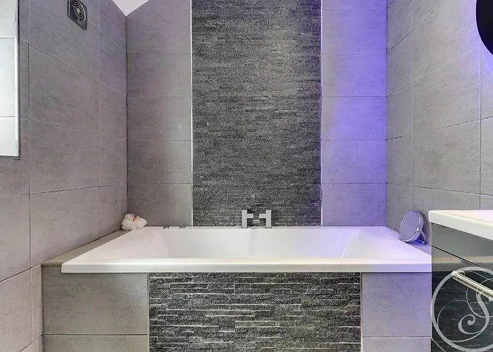 Barwick Retreat Luxury 4 Bed Detached Hot Tub Garden Bar Holiday home