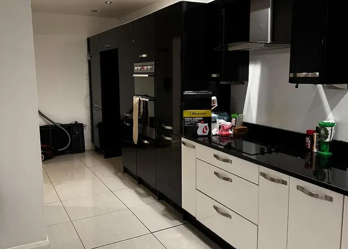 Barwick Retreat Luxury 4 Bed Detached Hot Tub Garden Bar *