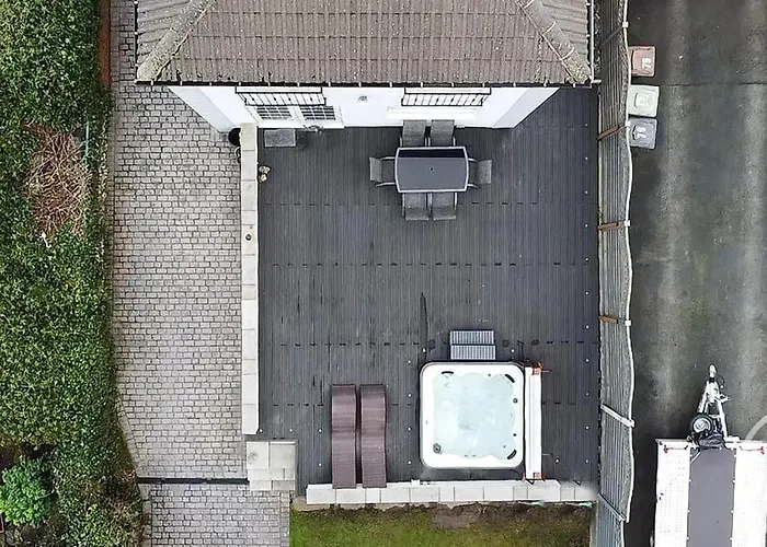 Barwick Retreat Luxury 4 Bed Detached Hot Tub Garden Bar Holiday home Leeds (West Yorkshire)