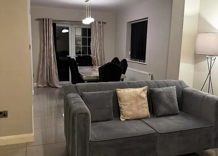 Barwick Retreat Luxury 4 Bed Detached Hot Tub Garden Bar Holiday home *