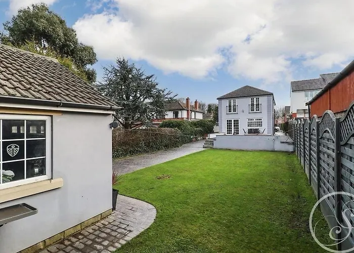 Barwick Retreat Luxury 4 Bed Detached Hot Tub Garden Bar Holiday home Leeds (West Yorkshire)