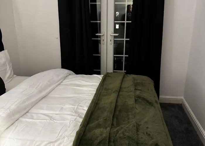 Barwick Retreat Luxury 4 Bed Detached Hot Tub Garden Bar Holiday home Leeds (West Yorkshire)