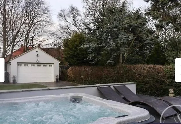 Barwick Retreat Luxury 4 Bed Detached Hot Tub Garden Bar * Leeds (West Yorkshire)
