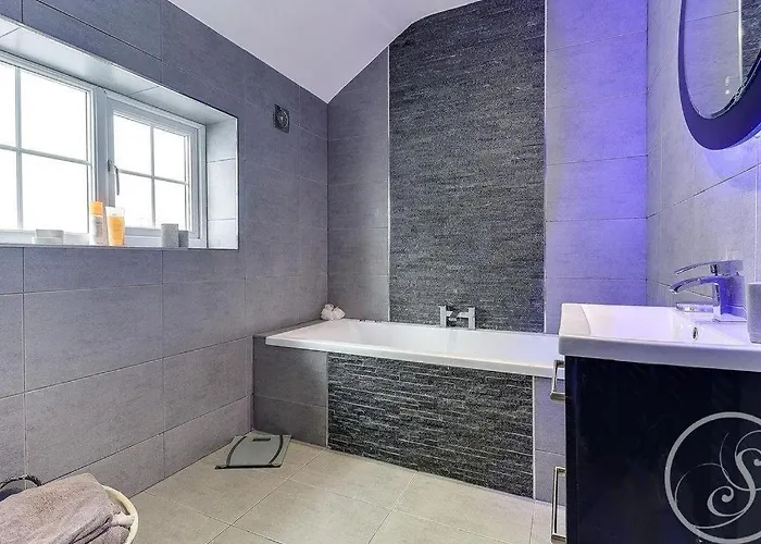 Barwick Retreat Luxury 4 Bed Detached Hot Tub Garden Bar Holiday home *