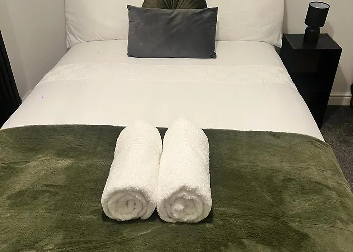 Barwick Retreat Luxury 4 Bed Detached Hot Tub Garden Bar *