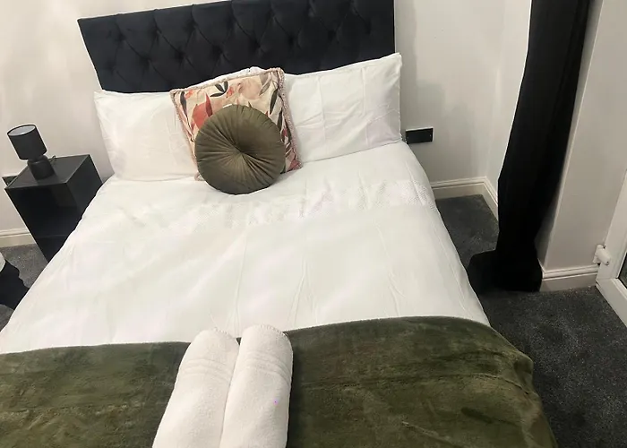 Barwick Retreat Luxury 4 Bed Detached Hot Tub Garden Bar Holiday home Leeds (West Yorkshire)