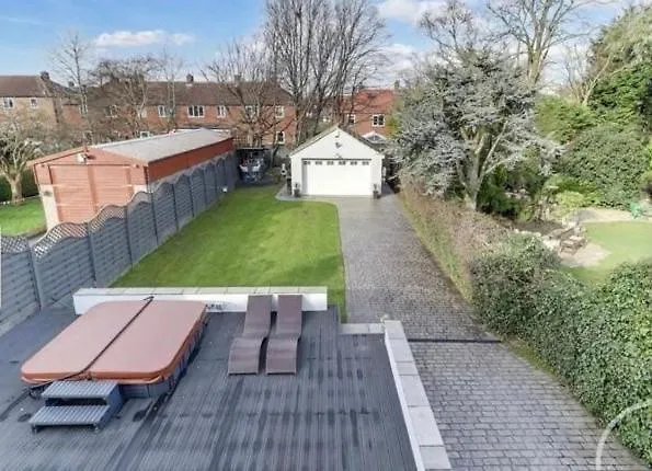 Barwick Retreat Luxury 4 Bed Detached Hot Tub Garden Bar Holiday home