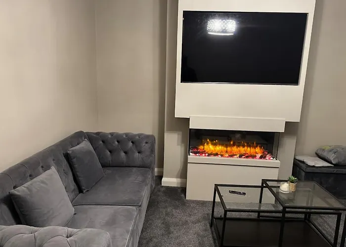 Barwick Retreat Luxury 4 Bed Detached Hot Tub Garden Bar * Leeds (West Yorkshire)