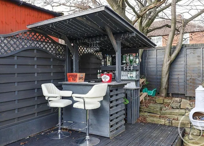 Barwick Retreat Luxury 4 Bed Detached Hot Tub Garden Bar Holiday home