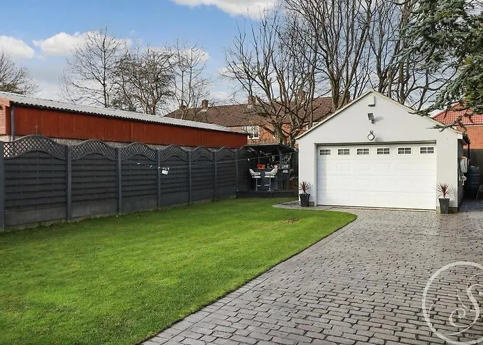 Barwick Retreat Luxury 4 Bed Detached Hot Tub Garden Bar * Leeds (West Yorkshire)