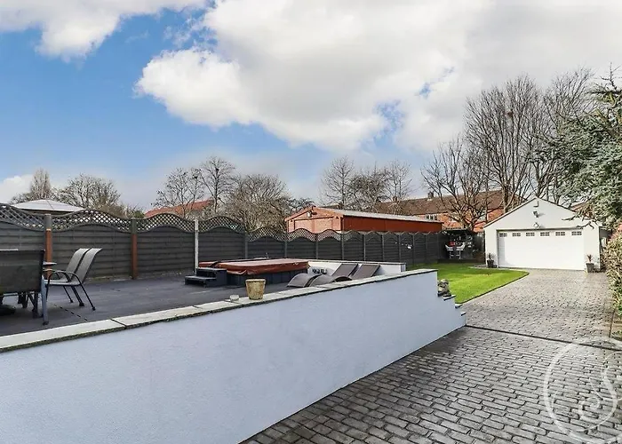 Barwick Retreat Luxury 4 Bed Detached Hot Tub Garden Bar Holiday home