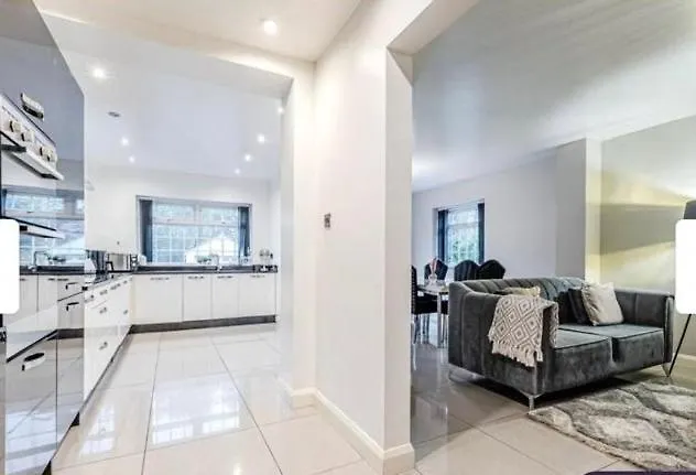 Barwick Retreat Luxury 4 Bed Detached Hot Tub Garden Bar Holiday home *