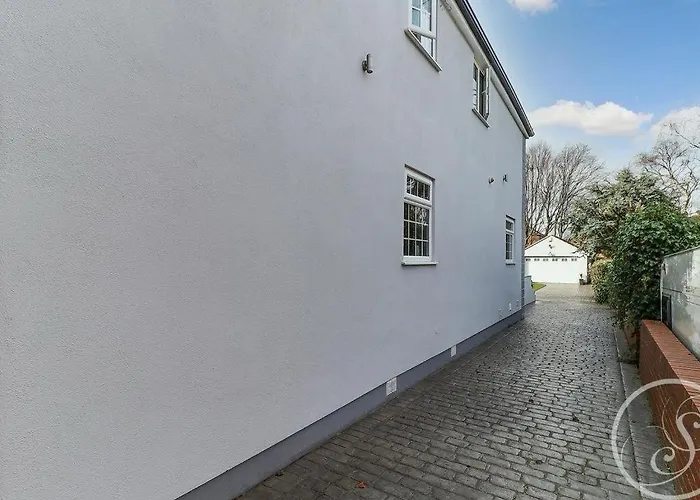 Barwick Retreat Luxury 4 Bed Detached Hot Tub Garden Bar Holiday home