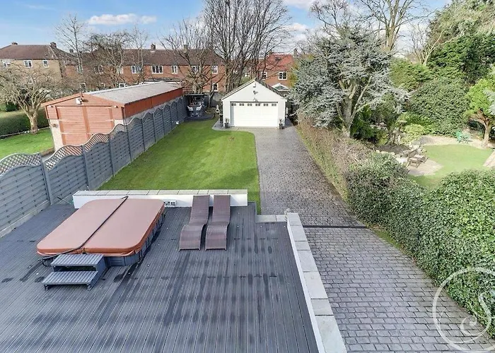 Barwick Retreat Luxury 4 Bed Detached Hot Tub Garden Bar