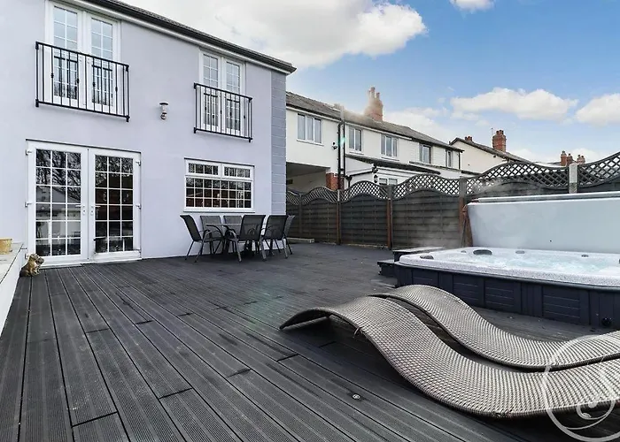 Barwick Retreat Luxury 4 Bed Detached Hot Tub Garden Bar Holiday home Leeds (West Yorkshire)