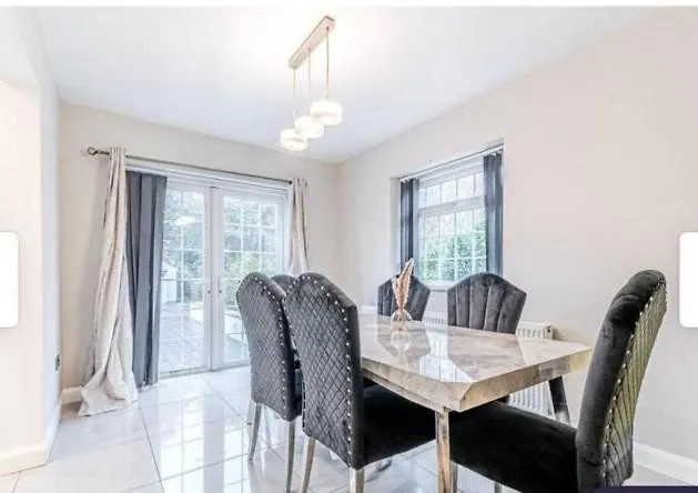 Barwick Retreat Luxury 4 Bed Detached Hot Tub Garden Bar Holiday home Leeds (West Yorkshire)