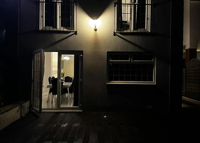 Barwick Retreat Luxury 4 Bed Detached Hot Tub Garden Bar *