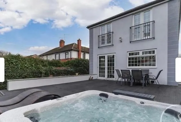 Barwick Retreat Luxury 4 Bed Detached Hot Tub Garden Bar