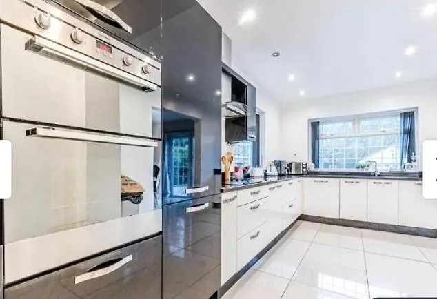 Barwick Retreat Luxury 4 Bed Detached Hot Tub Garden Bar Leeds (West Yorkshire)