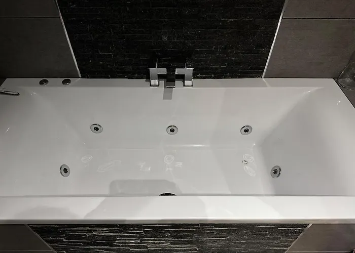 Barwick Retreat Luxury 4 Bed Detached Hot Tub Garden Bar Holiday home